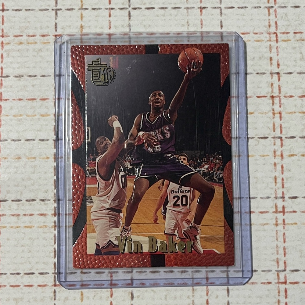 🏀 Vin Baker 1994/1995 Topps NBA Basketball Embossed Sport Trading Card #52